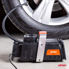 Autokompressori painemittarilla ja tarvikkeilla
