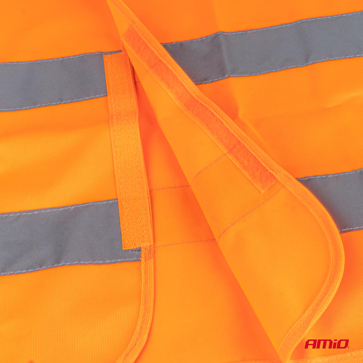 Yksityiskohta oranssin heijastinliivin heijastinnauhasta