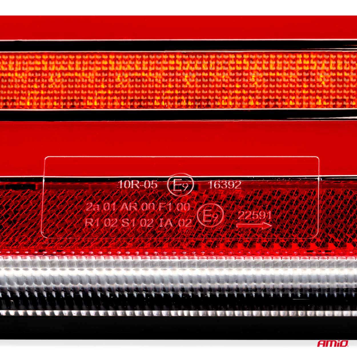 Oikeanpuoleinen LED-takavalo yhdistelmävalolla takaa katsottuna