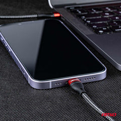 USB-C–Lightning-kaapeli alumiini- ja nailonrakenteella