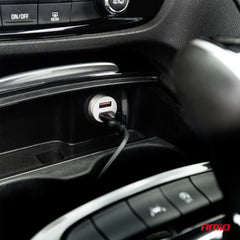 USB-biloplader med to USB-A-porte set fra siden