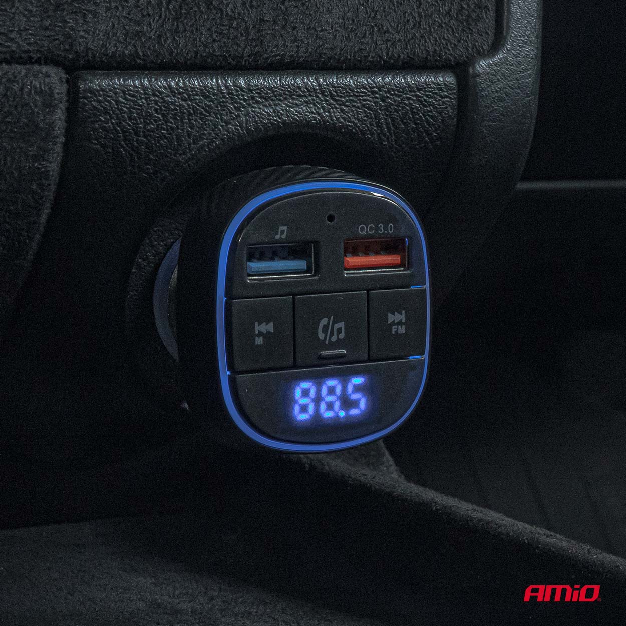 FM-lähetin, jossa 2 USB-A -porttia auton radioon