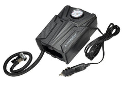 12 V ilmakompressori tupakansytytinliitännällä ja analogisella painemittarilla