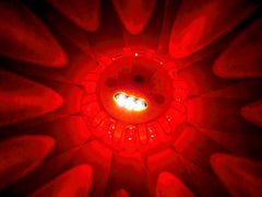 Varoitusvalo, jossa on 12 LED-varoitusvaloa ja 3 LED-taskulamppu